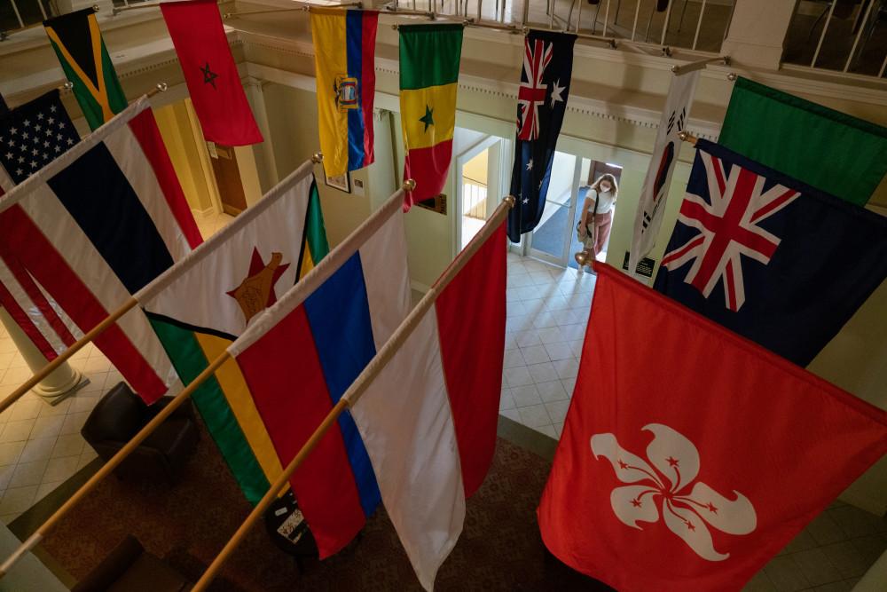 世界事务中心展示了学生们称之为家的所有国家的国旗.