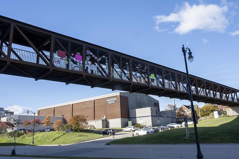 在该学院的“黑人的命也是命”标志被拆除后, 学生们在发电站桥上添加了自己的标志.